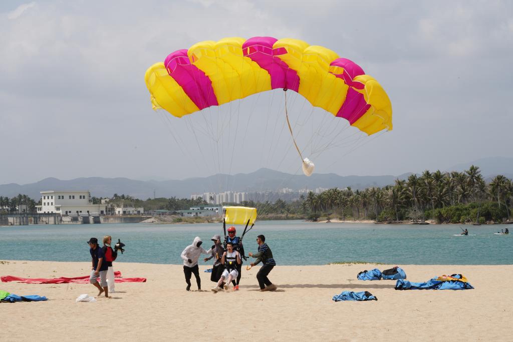 来自辽宁抚顺的马文辉和苏娜第4次到海南旅游.