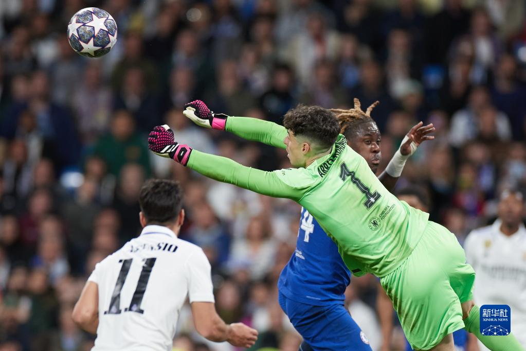 4月12日,皇家马德里队球员莫德里奇(上)与切尔西队球员坎特(右)