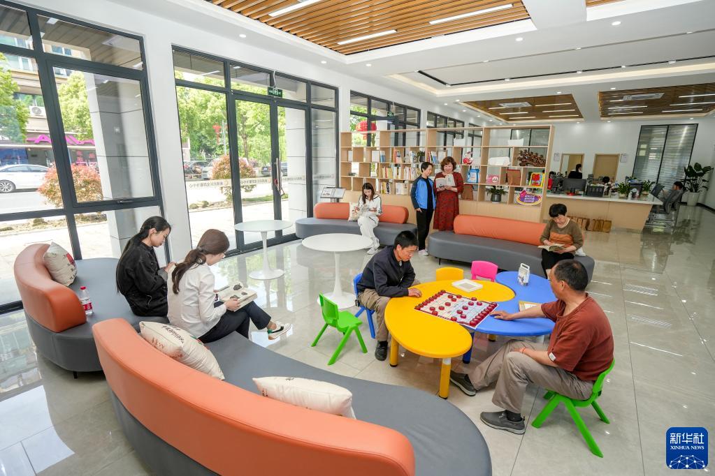 4月20日,在湖州市长兴县太湖街道新溪未来社区,社区居民在共享会客厅