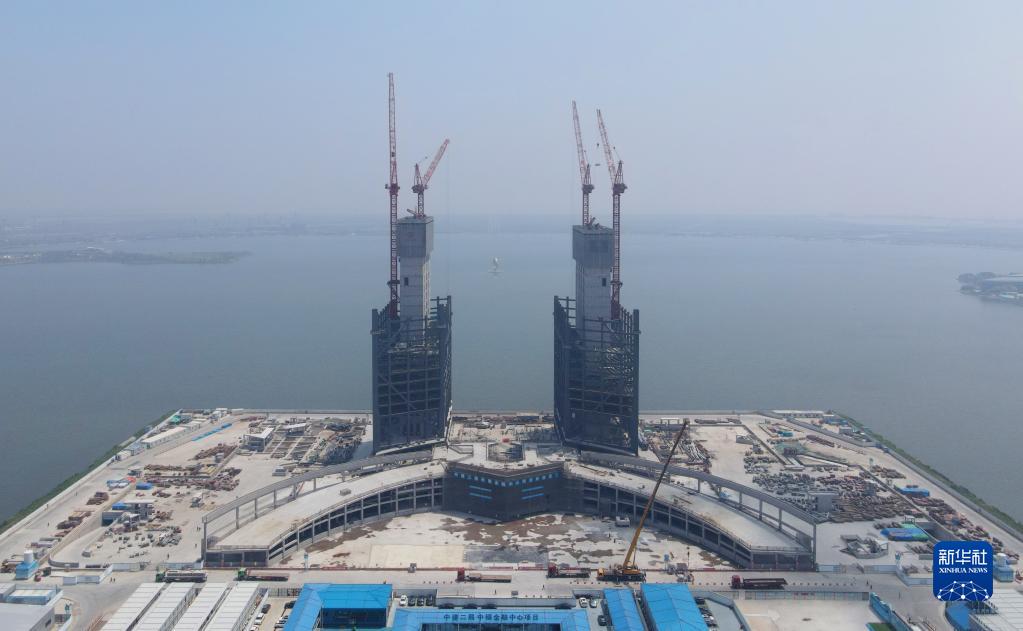 上海:临港新片区西岛金融中心高度破百-新华网