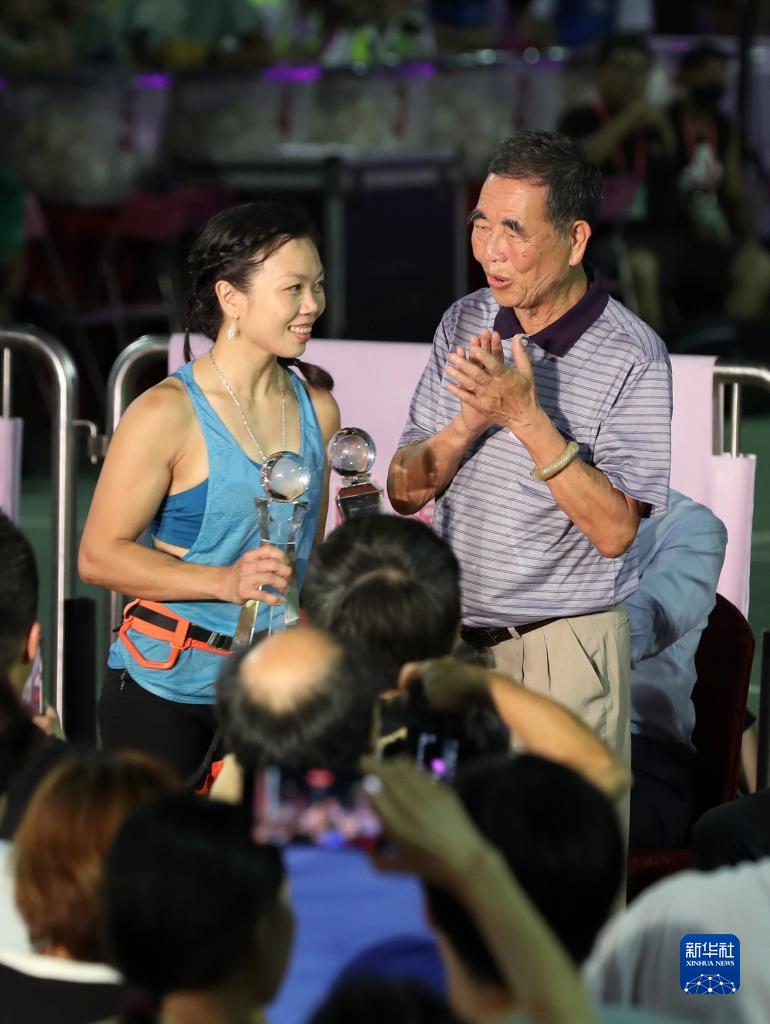 香港长洲“抢包山”比赛诞生首位“包山后中后”-新华网