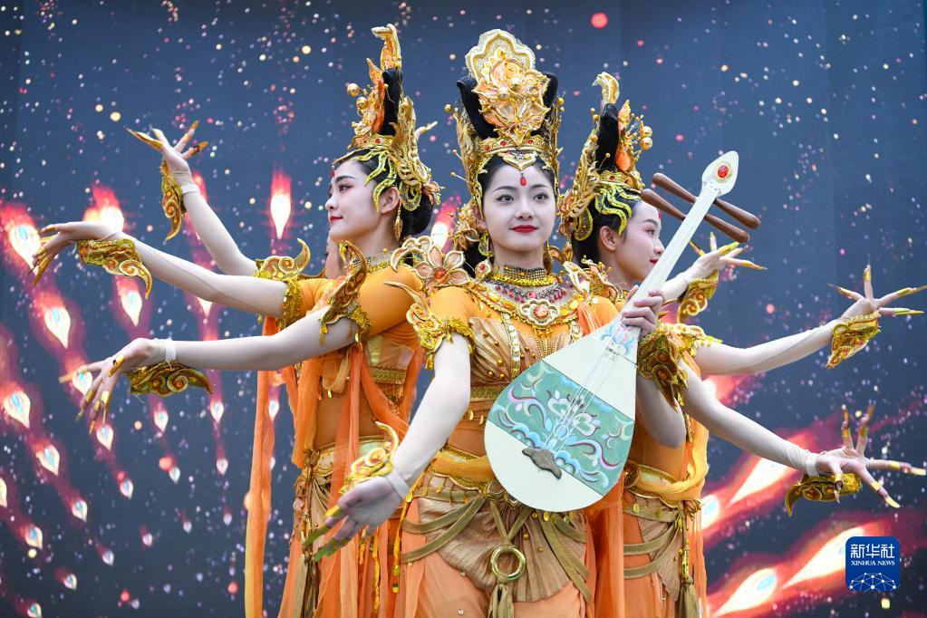 6月7日,舞蹈演员在文博会甘肃展台上为观众呈现精彩表演.