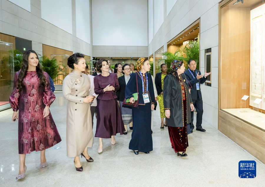 彭丽媛同出席第三届“一带一路”国际合作高峰论坛外方领导人夫人参观中国工艺美术馆-新华网
