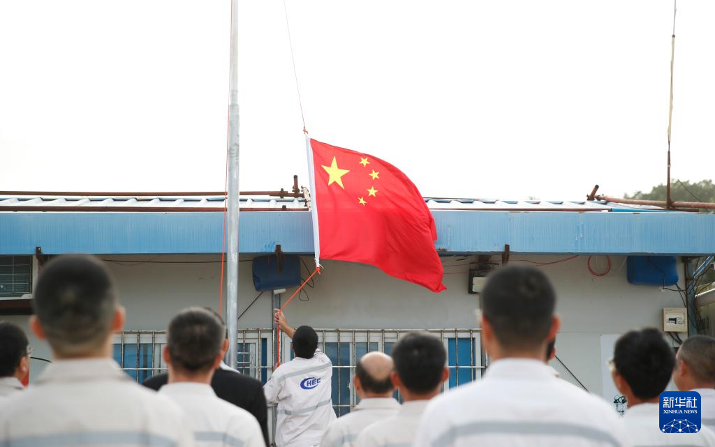 中国驻瑙鲁使馆复馆小组举行升国旗仪式-新华网