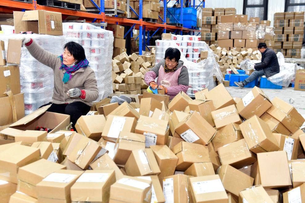 经过糊化,灌装,杀菌等工序进入仓库,一箱箱调味品被打好包,贴上快递