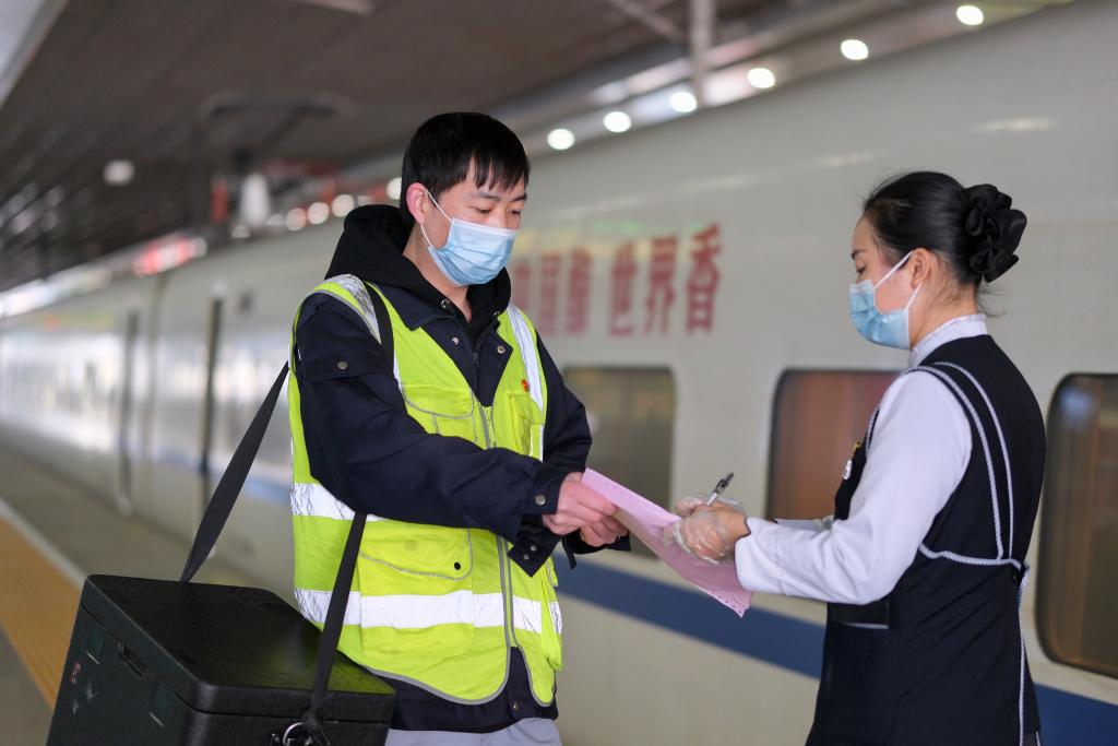 新华全媒+|从灶台到站台 高铁“外卖员”争分夺秒为旅客送上一碗热饭-新华网