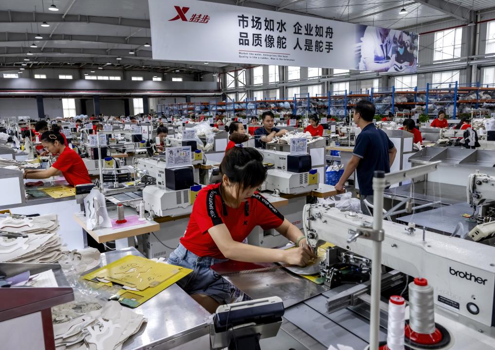中国经济样本观察·“镇”了不起｜超10亿双！一双鞋“踩”出500亿元大产业-新华网