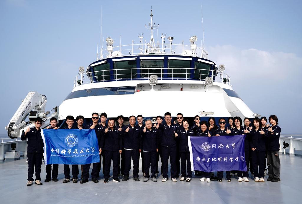 “同济”号在南海“追碳”-新华网