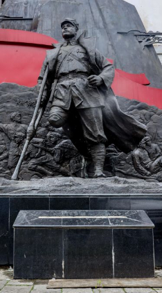 “独腿将军”靠什么爬过海拔4000米的雪山?