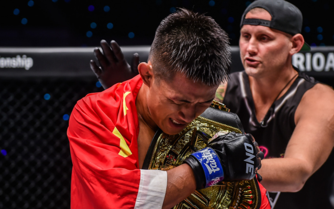 唐凯战胜丹勒获得one冠军赛羽量级世界冠军-新华网