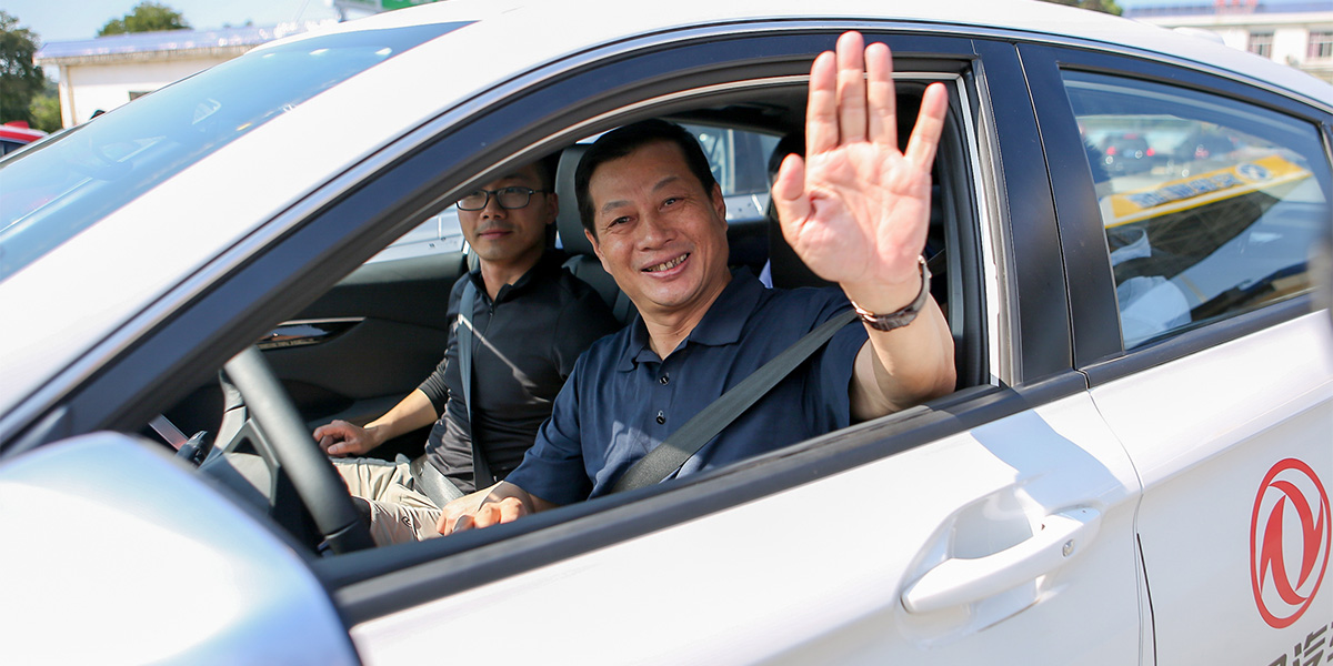 东风汽车集团有限公司董事长、党委书记竺延风驾驶搭载L3高速公路自动驾驶辅助系统的风神奕炫