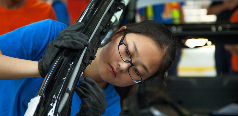 沃尔沃成都工厂的工人细心工作