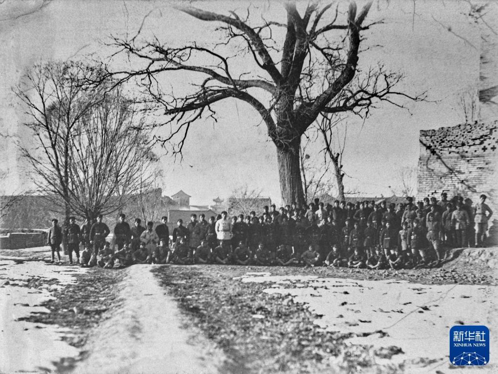 英雄的中国人民历经苦难,浴血奋斗,推翻"三座大山"