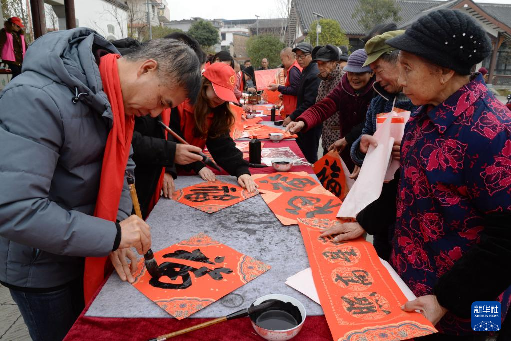 1月19日,在浙江省丽水市景宁畲族自治县郑坑乡吴村,青年志愿者为蓝