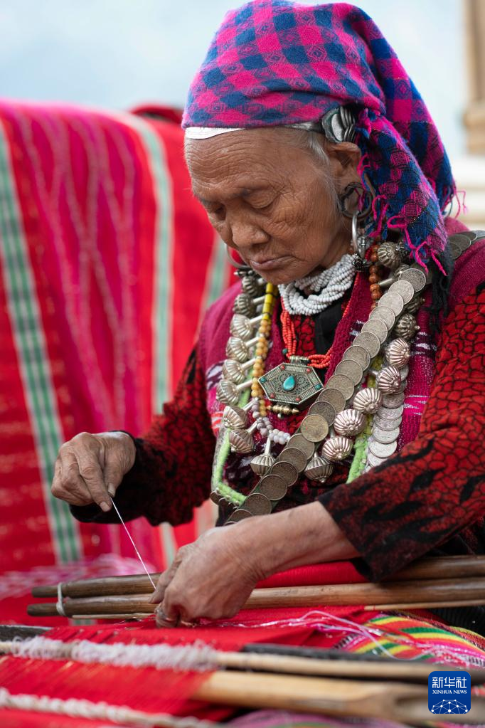 西藏僜人本央编织的五彩生活