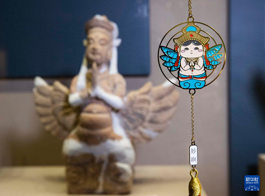 以宁夏地域特色文化为基础,成立文创产品设计研发团队,将年轻时尚元素