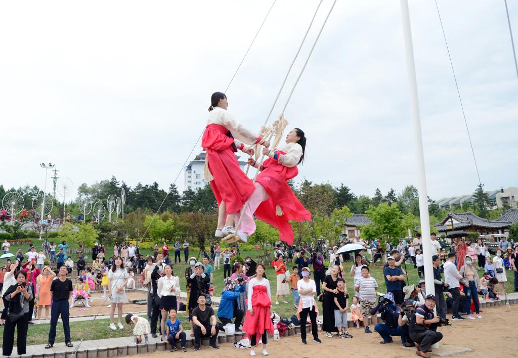 朝鲜族的端午节秋千活动.