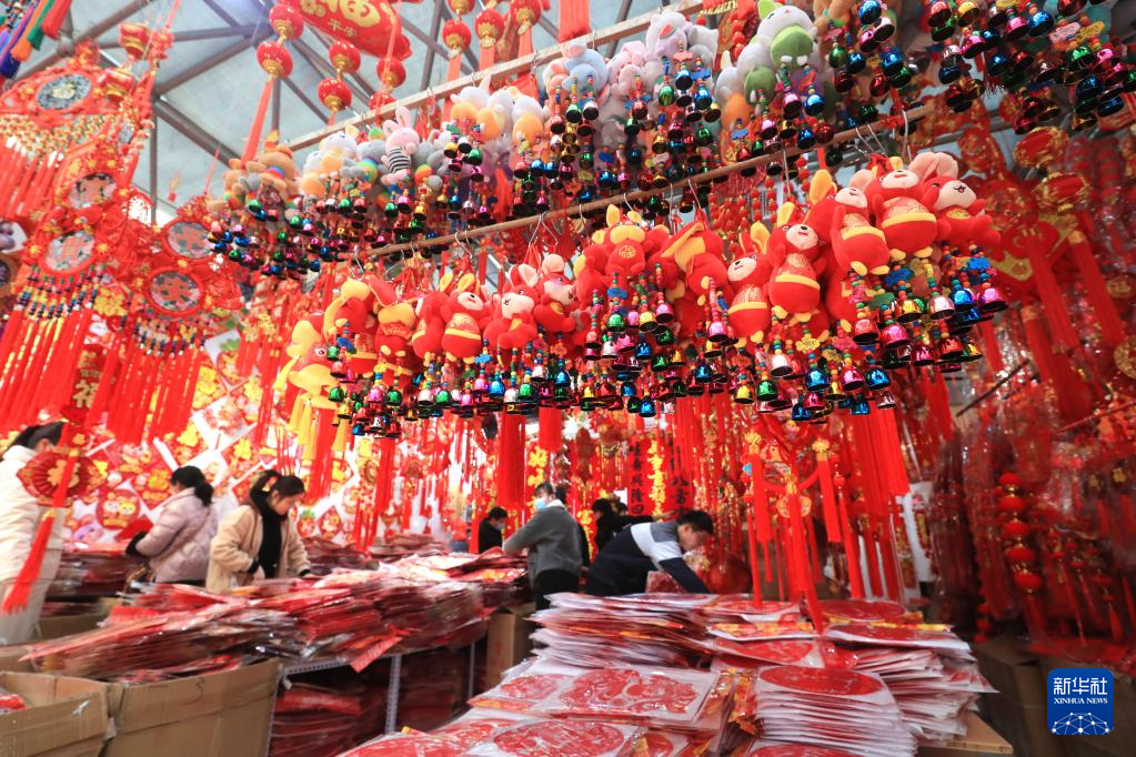 买饰品 迎新年-新华网