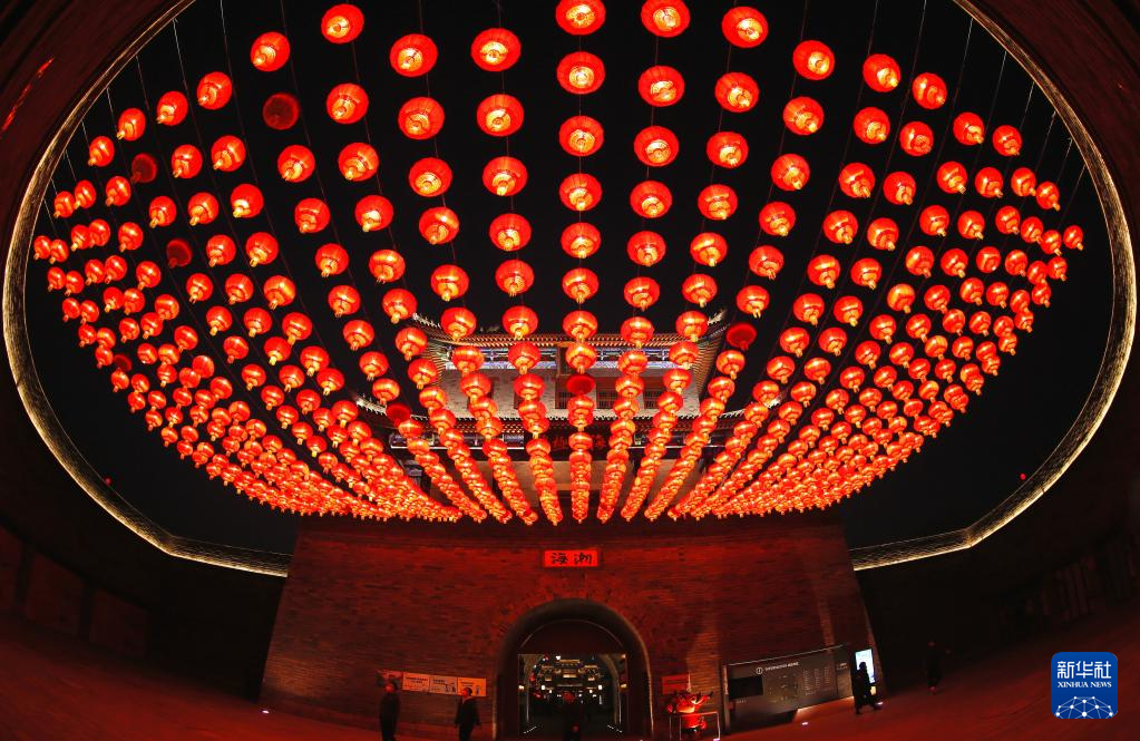 山东即墨古城张灯结彩年味浓