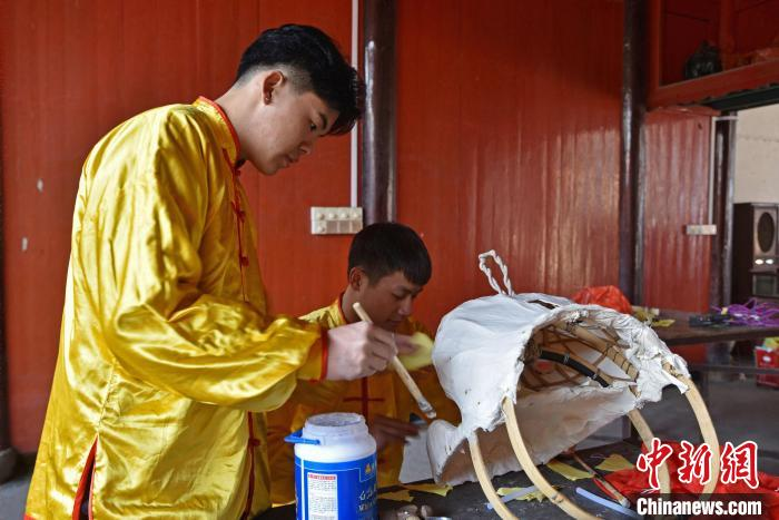 “兴贤少年线狮队”队员们协同制作线狮。 褚子强 摄