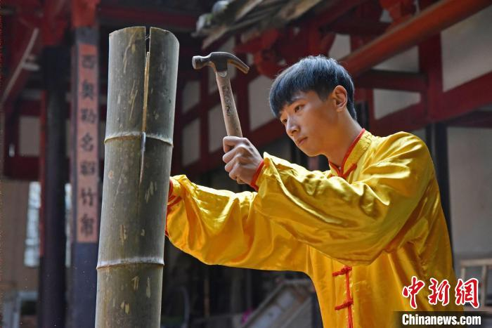 “兴贤少年线狮队”领队陈吉宏进行木工加工。 褚子强 摄 “兴贤少年线狮队”领队陈吉宏进行木工加工。 褚子强 摄