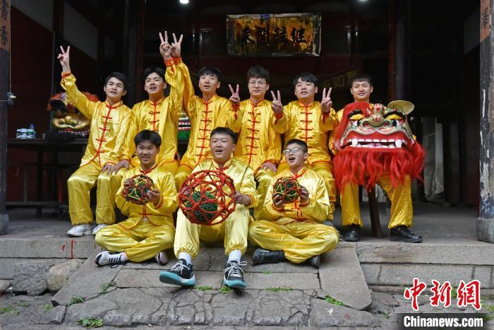 “兴贤少年线狮队”的坚持和努力,吸引了一批“小少年”加入。 褚子强 摄