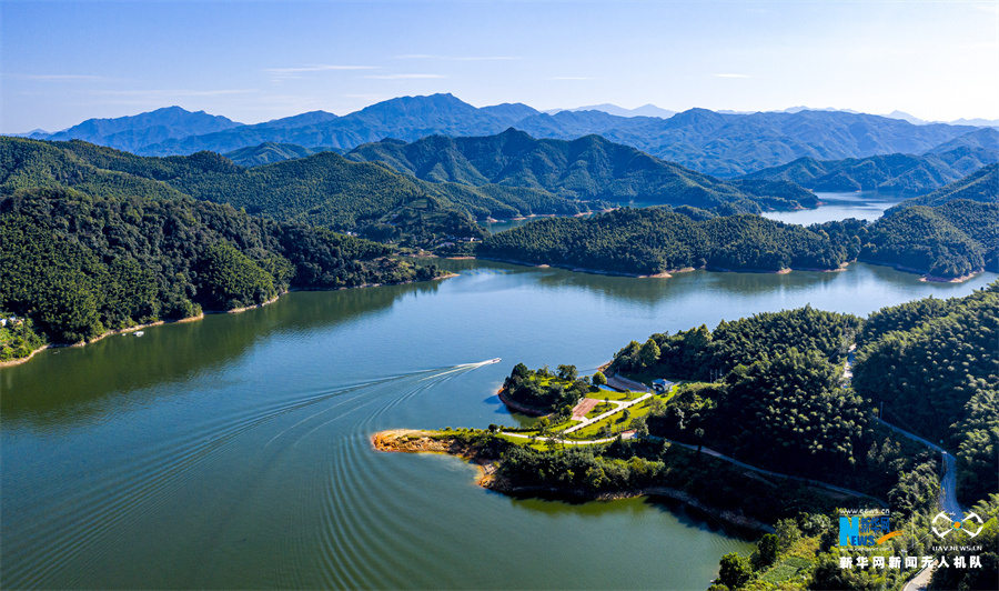 近日,地处大别山区的安徽省六安市霍山县佛子岭水库碧波荡漾,处处青山