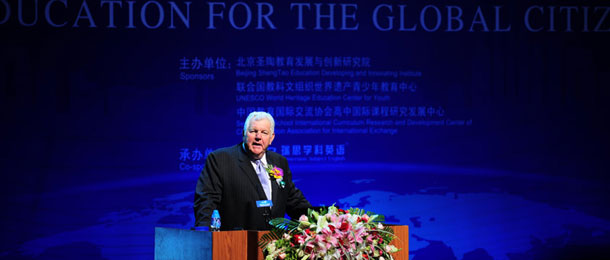 美国前教育部长，现为杰出作家、演说家和著名电台主持人William J. Bennett 进行大会演讲