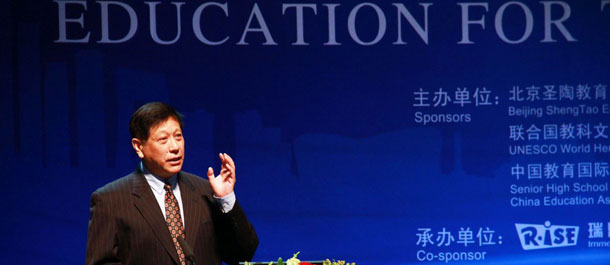 全国政协委员，中国教育科学研究院研究员龚亚夫