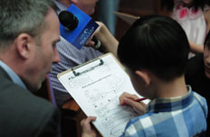 小学员们现场采访现场嘉宾