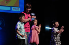 小学员们欢快的唱歌