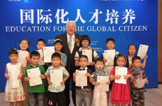 美国前教育部长为学员颁发证书颁发证书