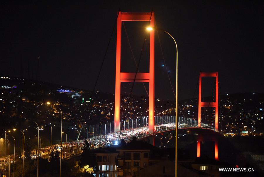 Thousands of Turks gathered on Thursday night on the bridge in Istanbul to denounce a failed coup attempt that killed at least 242 people and wounded 1,440 others last week. Thousands of Turks gathered on Thursday night on the bridge in Istanbul to denounce a failed coup attempt that killed at least 242 people and wounded 1,440 others last week.