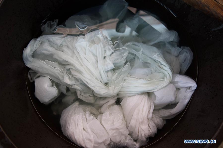 CHINA-YUNNAN-BAI ETHNIC GROUP-TIE DYEING (CN) 