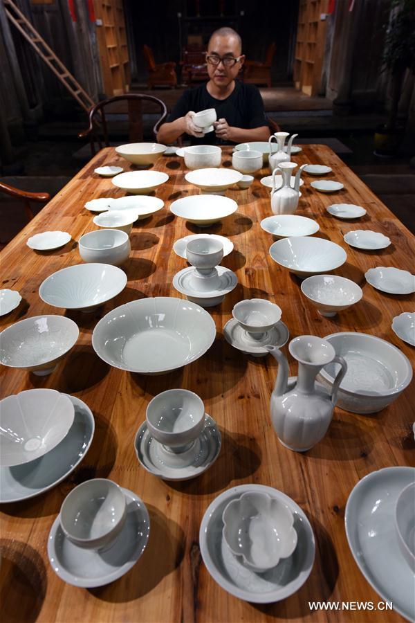 CHINA-JIANGXI-BAIHU KILN-ARTIST(CN)