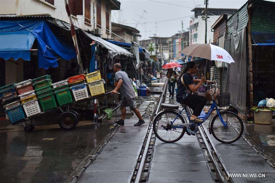 THAILAND-MAEKLONG-RAILWAY-MARKET-LIFE