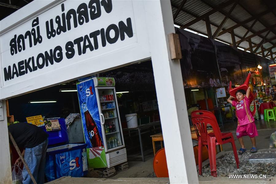 THAILAND-MAEKLONG-RAILWAY-MARKET-LIFE