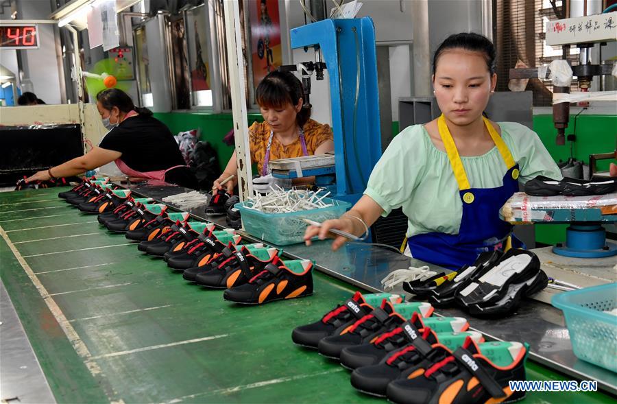 Workers make shoes at shoemaking factory in China's Fujian - Xinhua ...