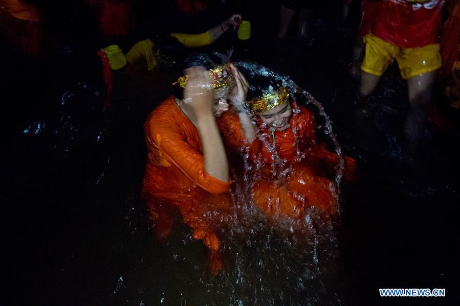 NEPAL-KATHMANDU-FESTIVAL-BOL BOM-DEVOTEES
