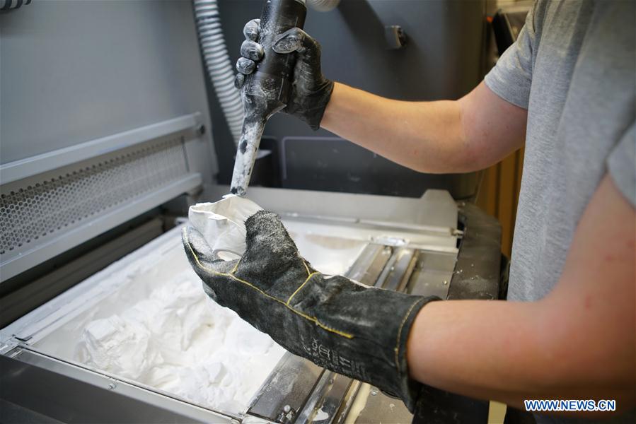 developer demonstrates process of making respirators by using 3d