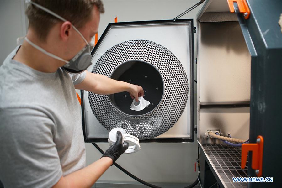 developer demonstrates process of making respirators by using 3d