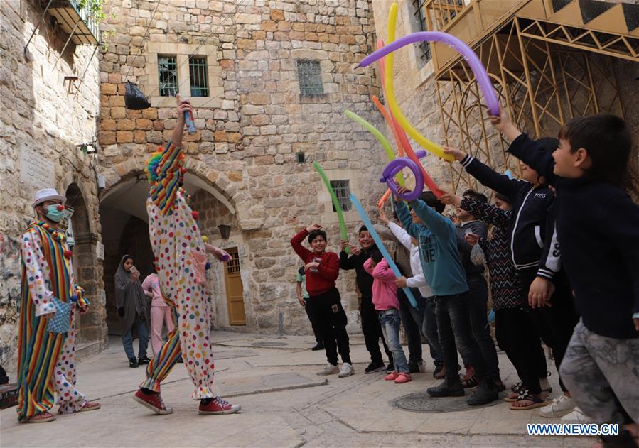 clown show entertains children confined at home amid covid-19