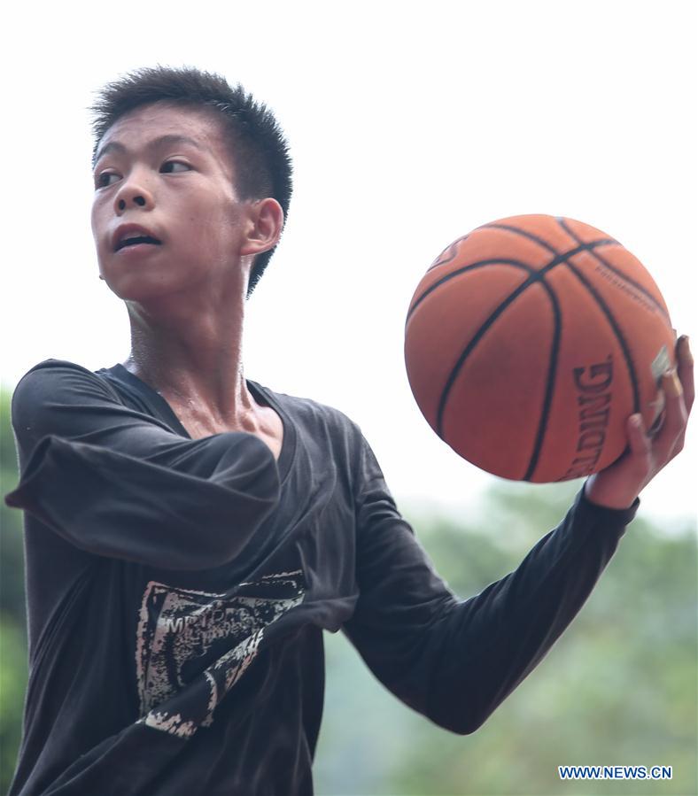 13-year-old one-armed chinese basketball player