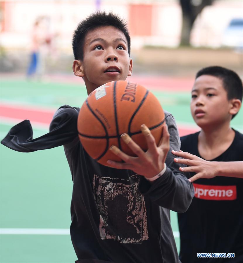 13-year-old one-armed chinese basketball player