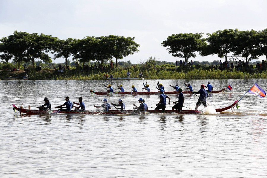 Asia Album: Cambodians celebrate annual water festival amid COVID-19 - Xinhua | English.news.cn