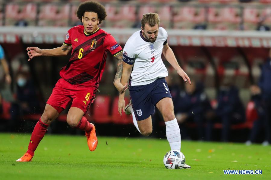 harry kane of england (r) dribbles past axel witsel of belgium