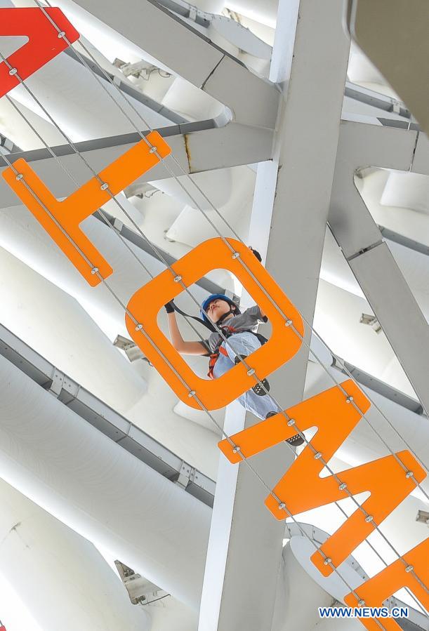 entertainment project at canton tower attracts many tourists