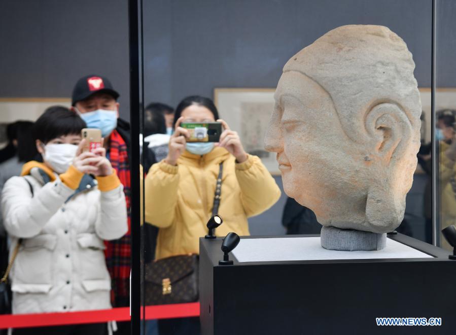 buddha head of a statue in cave 8 of the tianlongshan grottoes