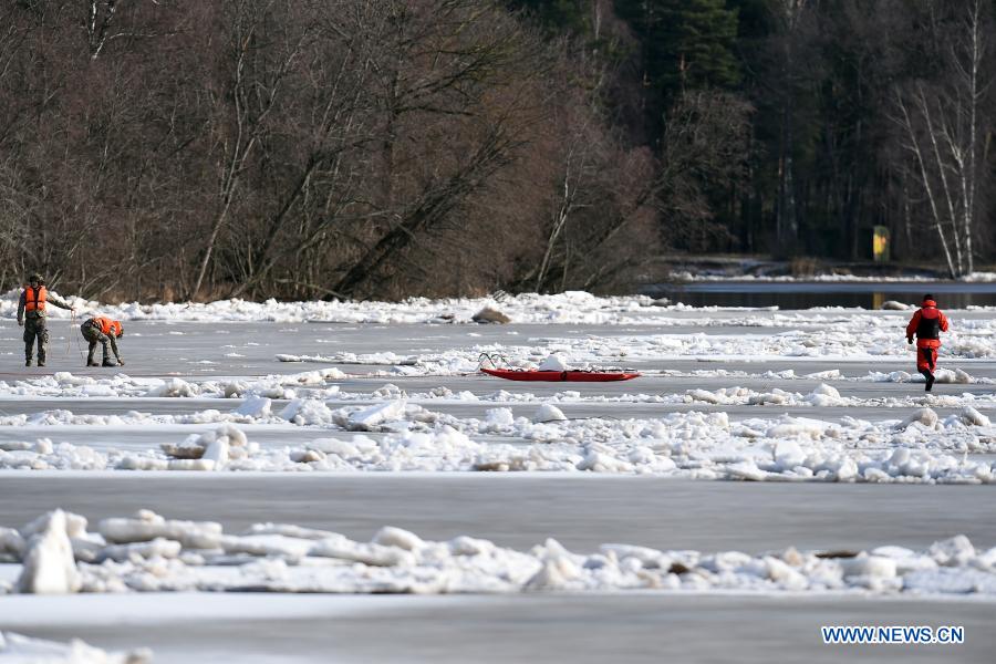 (Sjiņhua) – Lai izvairītos no plūdiem, Latvijas upē ir eksplodējusi liela ledus krīze