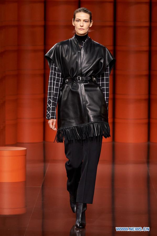 inpicsdigitalshowofparisfashionweek